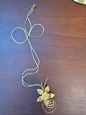 Gold Flower Pendant Necklace - Unbranded vintage